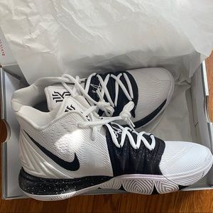 Kyrie 5 Basketball Sneakers